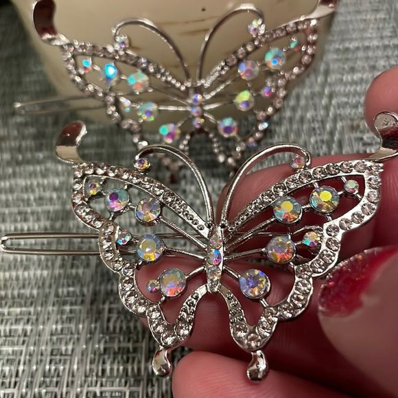 #22 Set of 2 NWOT Sparkly Bling Butterly Barrettes - Picture 3 of 16